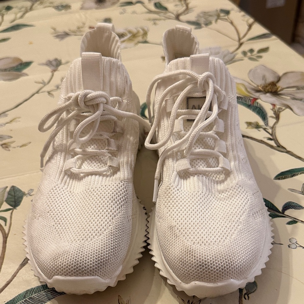 Akk White Knit light Sneakers, size 7
